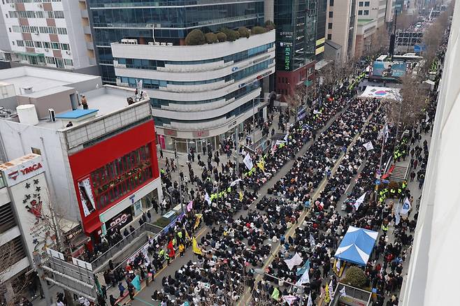 15일 오후 광주 동구 금남로에서 윤석열 대통령 탄핵을 촉구하는 ‘광주시민총궐기대회’ 사전행사가 열려 참가자들이 구호를 외치고 있다. 연합뉴스
