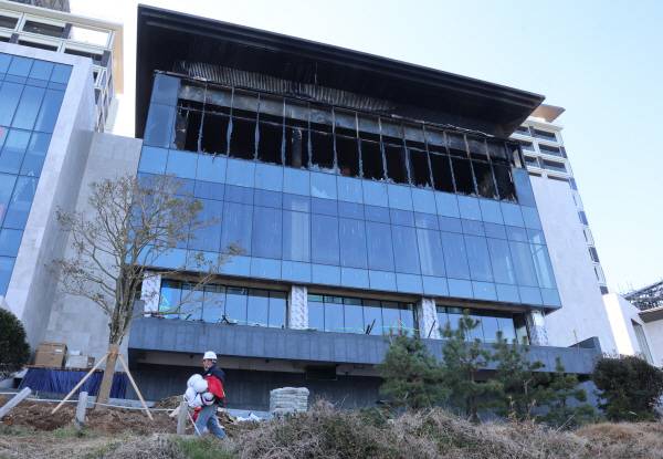 지난 14일 오후 화재가 발생한 부산 기장군 오시리아관광단지 내 ‘반얀트리 해운대 부산’ 호텔. 연합뉴스