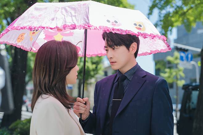 ‘나의 완벽한 비서’ 강지윤(한지민), 유은호(이준혁) 스틸. 스튜디오S, 이오콘텐츠그룹 제공