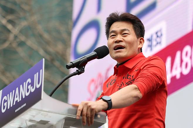 15일 오후 광주 동구 금남로에서 개신교 단체 세이브코리아가 개최한 윤석열 대통령 탄핵 반대 및 석방 촉구 국가비상기도회에서 한국사 강사 전한길 씨가 발언하고 있다. [연합뉴스]