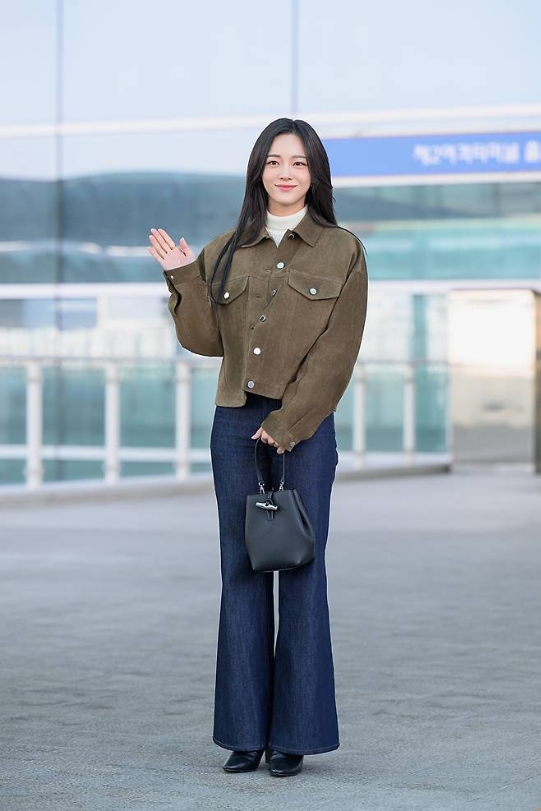 김세정은 특유의 환한 미소를 지으며 취재진을 향해 인사를 건넸다. .사진=롱샴 제공