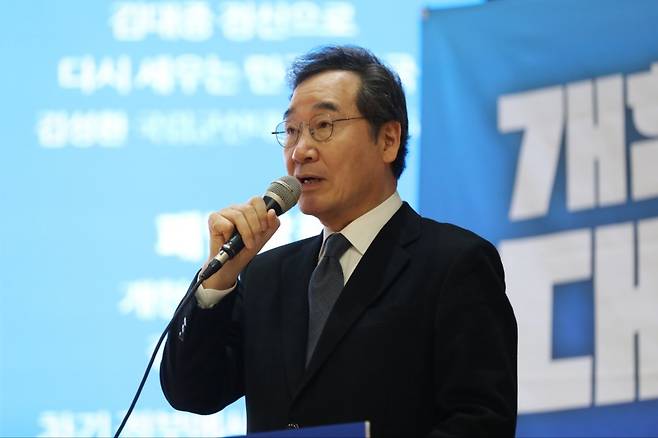 새미래민주당 이낙연 상임고문이 10일 오후 광주 전일빌딩245에서 열린 시국토론회에 참석해 기조연설을 하고 있다. 이 상임고문은 비상계엄 사태 해결과 정국 안정을 위해 분권형 대통령제로의 개헌과 극단 정치 청산이 시급하다고 말했다. [연합]