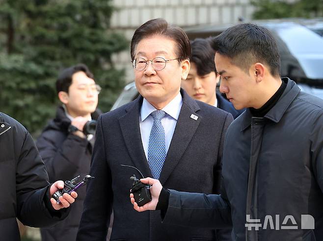 [서울=뉴시스] 김금보 기자 = 이재명 더불어민주당 대표가 14일 오전 서울 서초구 서울중앙지방법원에서 열린 '대장동 배임 및 성남FC 뇌물 의혹' 관련 특정범죄가중처벌등에관한법률위반 공판에 출석하고 있다. 2025.02.14. kgb@newsis.com