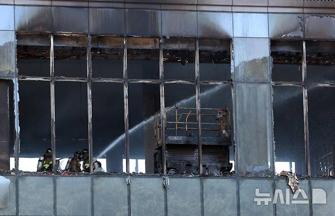 [부산=뉴시스] 하경민 기자 = 14일 오후 부산 기장군 반얀트리 복합리조트 신축공사장 화재 현장에서 소방대원들이 잔불 진화작업을 하고 있다. 이 화재로 인한 6명이 숨지고 25명 경상을 입었다. 또 100여 명이 긴급 대피했다. 2025.02.14. yulnetphoto@newsis.com
