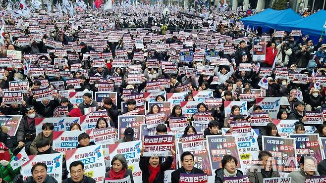 [광주=뉴시스] 박기웅 기자 = 15일 오후 광주 동구 금남로에서 보수성향 기독교 단체 '세이브코리아'가 윤석열 대통령 탄핵 반대를 촉구하는 기도회를 열고 있다. 2025.02.25. pboxer@newsis.com