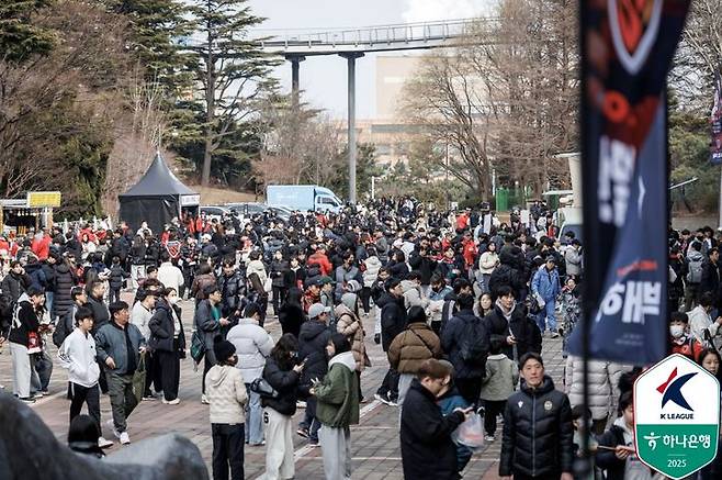 [서울=뉴시스] 하나은행 K리그1 2025 공식 개막전이 펼쳐진 포항스틸야드. (사진=한국프로축구연맹 제공) *재판매 및 DB 금지