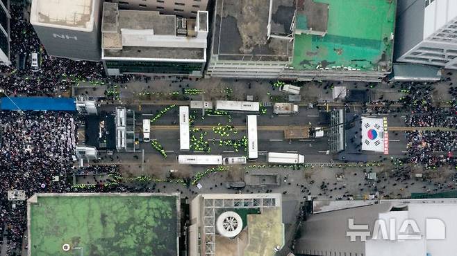 [광주=뉴시스] 김혜인 기자 = 15일 오후 광주 동구 금남로에서 윤석열 대통령 탄핵 찬반 집회가 경찰 차벽을 사이로 둘로 나눠져 열리고 있다. 2025.02.15. hyein0342@newsis.com