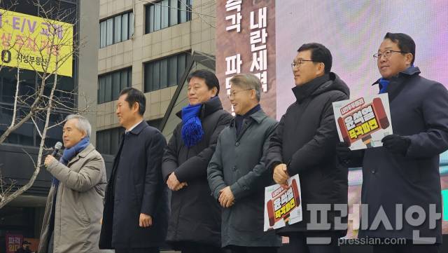 ▲15일 광주 동구 금남로에서 열린 '윤석열 정권 즉각 퇴진·사회대개혁 광주비상행동'에 민주당 국회의원들도 함께 했다. 양부남 민주당 광주시당위원장이 인사말을 하고 있다.2025.2.15ⓒ프레시안(백순선)