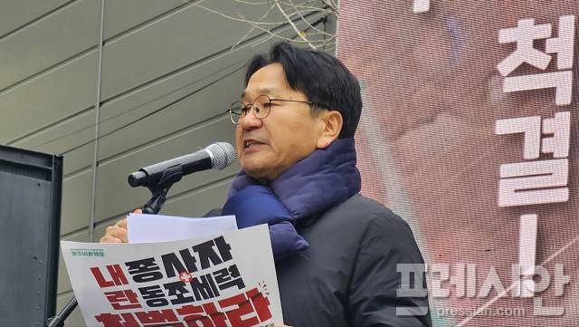 ▲광주지역 170여개 시민단체로 구성된 '윤석열 정권 즉각 퇴진·사회대개혁 광주비상행동'이 15일 광주 금남로에서 개최한 '제14차 '광주시민 총궐기대회'에서 강기정 광주시장이 발언하고 있다.2025.2.15ⓒ프레시안(백순선)