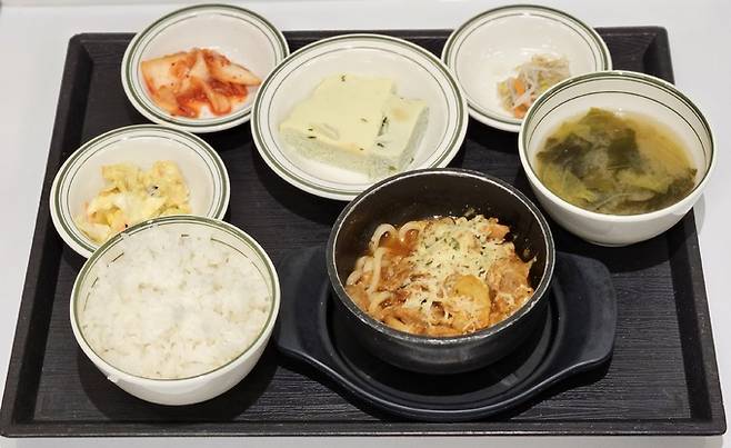 지난달 서울 여의도의 한 구내식당에서 30대 직장인이 배식받아온 점심 메뉴.