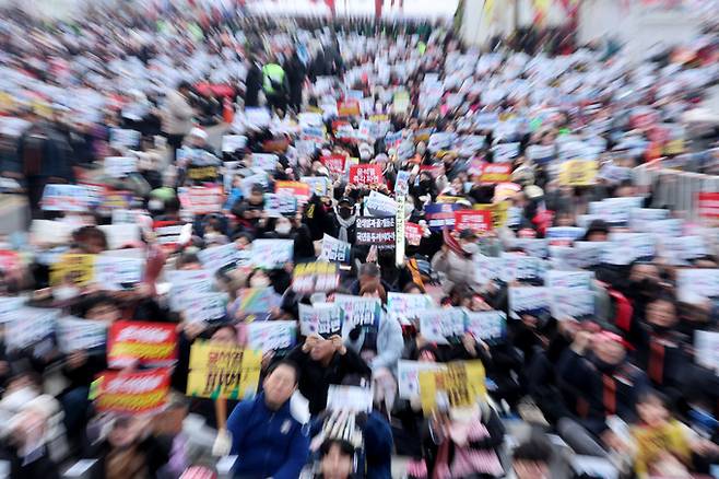 15일 오후 서울 종로구 광화문 일대에서 열린 윤석열 대통령 탄핵 촉구 집회에 참가한 시민들이 대통령 파면을 촉구하고 있다. 뉴스1