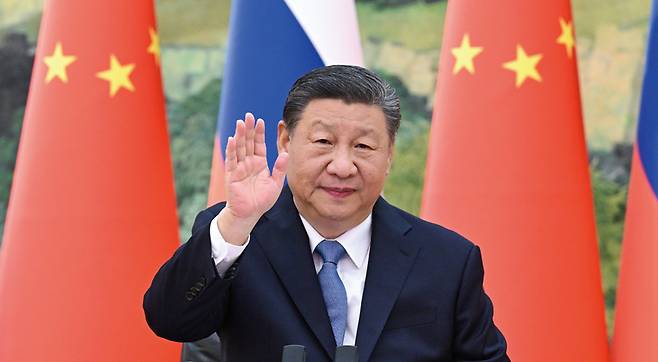 1월21일 중국 베이징 인민대회당에서 시진핑 주석이 블라디미르 푸틴 러시아 대통령과 화상 회의를 하며 손을 흔들고 있다. ⓒEPA 연합