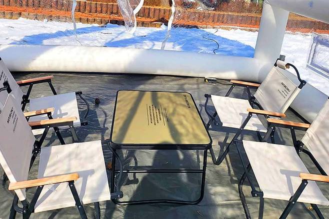 다리안 온 축제 텐트 내부