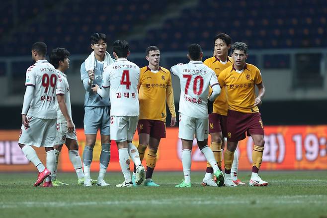 K리그1 광주FC와 수원FC 선수들이 15일 광주월드컵경기장에서 열린 2025시즌 개막전이 끝난 뒤 서로 악수하고 있다. 프로축구연맹 제공