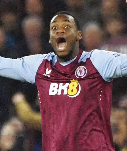 이번 시즌 사우디 아라비아  알나스르로 이적한 존 듀란이 지난해 5월 애스턴 빌라와 리버풀의 경기에서 멀티골을 넣고 환호하고 있다. [뉴시스]