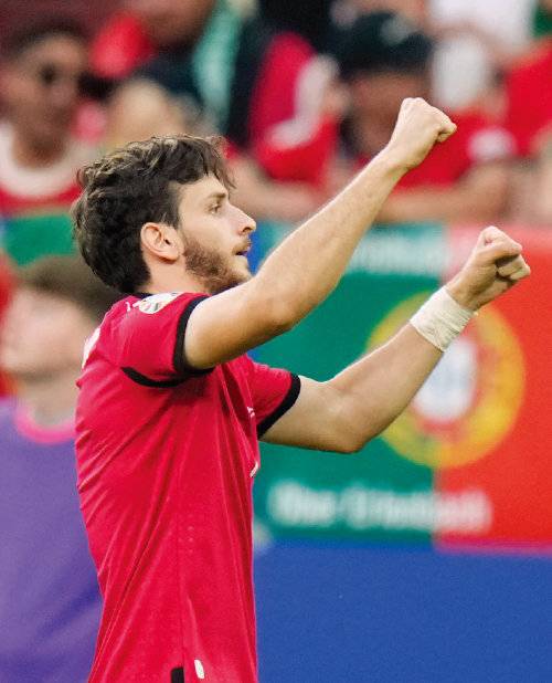 프랑스 PSG 유니폼을 입게 된 흐비차 크바라츠헬리아가 지난해 열린 조지아와 포르투갈의 국가대표 경기에서 선제골을 넣은 뒤 기뻐하고 있다. [뉴시스]