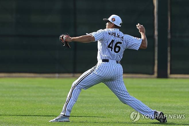LG 새 외인 투수 요니 치리노스 (스코츠데일[미국 애리조나주]=연합뉴스) 신현우 기자 = LG 트윈스 새 외국인 투수 요니 치리노스가 13일(현지시간) 미국 애리조나주 스코츠데일 인디언 스쿨 공원 야구장에서 열린 1차 스프링캠프에서 캐치볼하고 있다. 2025.2.14 nowwego@yna.co.kr