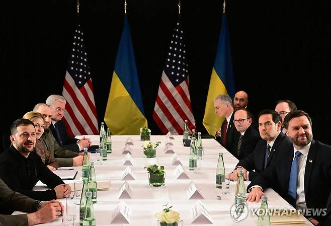 14일(현지시간) 뮌헨안보회의에서 회동한 JD 밴스 미국 부통령과 볼로디미르 젤렌스키 우크라이나 대통령  [AFP 연합뉴스]