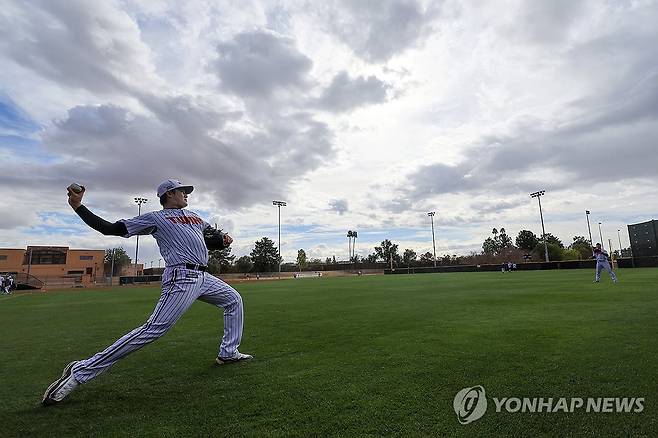 불펜 투구 앞서 캐치볼 하는 김강률 신현우 기자 nowwego@yna.co.kr