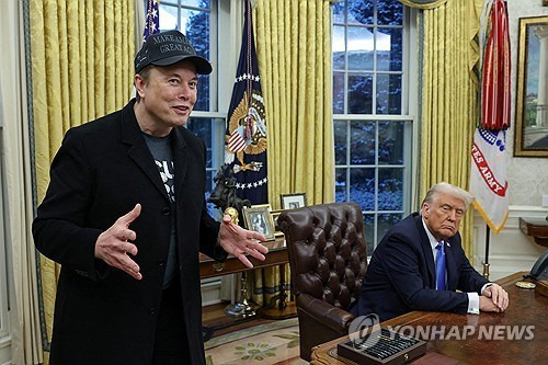 머스크 DOGE 수장(왼쪽)과 트럼프 미국 대통령(오른쪽) [로이터=연합뉴스 자료사진]