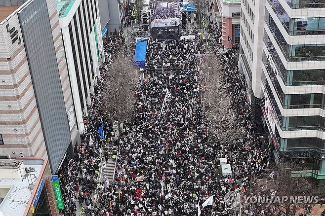 개신교 단체, 광주 금남로에서 탄핵 반대 기도회 (광주=연합뉴스) 정회성 기자 = 15일 오후 광주 동구 금남로에서 개신교 단체 세이브코리아가 윤석열 대통령 탄핵 반대와 석방을 촉구하는 국가비상기도회를 열고 있다. 2025.2.15 hs@yna.co.kr