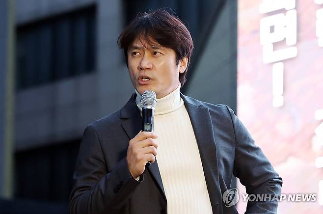 "탄핵 촉구" 유명 한국사 강사 황현필 나섰다 (광주=연합뉴스) 천정인 기자 = 15일 오후 광주 동구 금남로에서 열린 윤석열 대통령 탄핵을 촉구하는 '광주시민총궐기대회'에서 유명 한국사 강사 황현필 씨가 발언하고 있다. 2025.2.15 iny@yna.co.kr