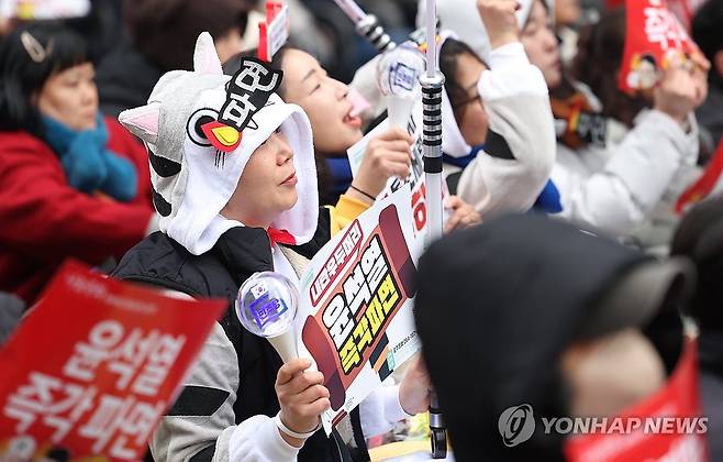 尹파면 촉구하는 시민들 (광주=연합뉴스) 천정인 기자 = 15일 오후 광주 동구 금남로에서 윤석열 대통령 탄핵을 촉구하는 '광주시민총궐기대회'가 열리고 있다. 2025.2.15 iny@yna.co.kr