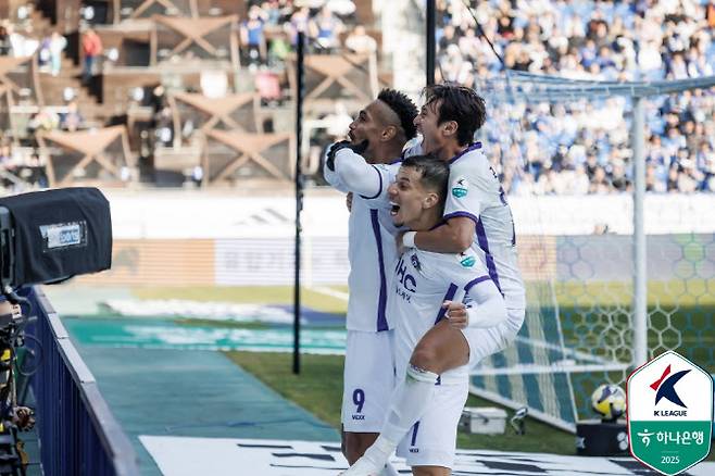 모따(안양)가 득점 후 팀 동료들과 기뻐하고 있다. 사진=한국프로축구연맹