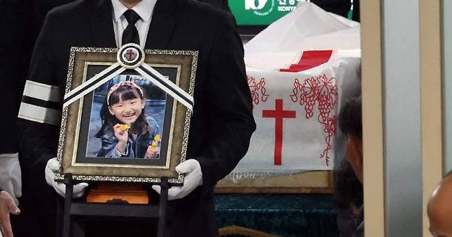 대전 한 초등학교에서 40대 교사 명 씨에게 살해된 8살 김하늘 양이 14일 영면에 들어갔다. (사진=연합뉴스)