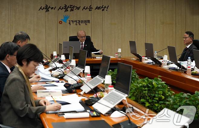 안창호 국가인권위원장이 10일 서울 중구 국가인권위원회에서 열린 '국가인권위원회 제2차 전원위원회'에서 자료를 정리하고 있다. (공동취재) 2025.2.10/뉴스1 ⓒ News1 신웅수 기자