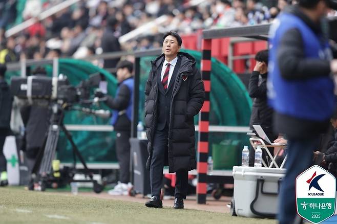 포항 박태하 감독이 15일 대전전에서 그라운드를 응시하고 있다. 사진 | 한국프로축구연맹