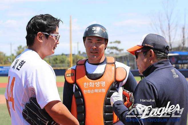 왼쪽부터 한화 이글스 김서현, 포수 이재원, 양상문 투수코치. 사진 제공=한화 이글스