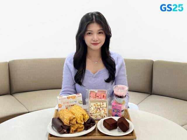 모델이 수건케이크, 벽돌초콜릿케이크, 쫀득쿠키, 스윗젤리컵케익 등을 선보이고 있다. (제공=GS리테일)