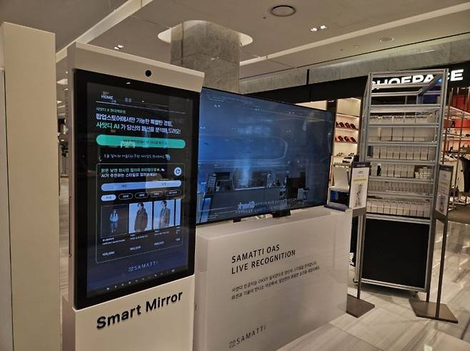 '사맛디' 부스에 설치된 '스마트 미러'와 실시간 패션 분석 화면. (사진=박재현 기자)