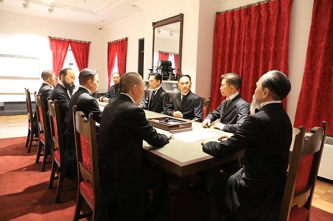 2025년 을사년을 맞아서 ‘을씨년스럽다’는 표현이 각종 매체에 오르내린다. 대한제국 외교권이 일본으로 넘어간 1905년 을사조약이 이 표현의 어원이라는 말은 빠지지 않는다. 그런데 이 ‘을씨년’은 을사조약보다 훨씬 전부터 사용돼 왔던 표현이다. 사진은 을사조약 현장인 서울 중명전 1층에 재현된 협상 장면. /박종인 기자