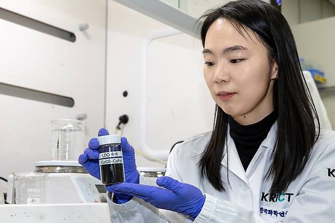 이수언 한국화학연구원 연구원이 이번에 개발한 비귀금속 기반 촉매 샘플을 보여주고 있다./한국화학연구원