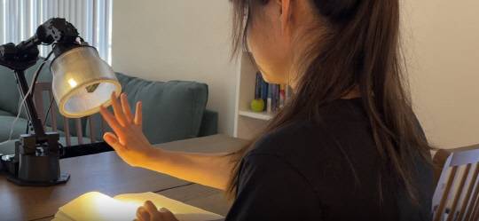 애플의 탁상용 로봇이 이용자의 손짓에 반응하고 있다. 애플 머신러닝 연구 블로그 영상 캡처