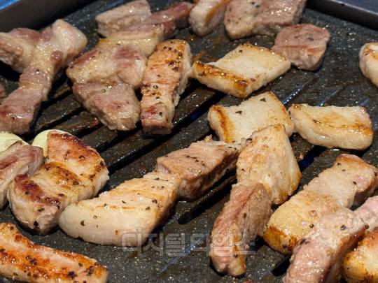 성북구에 위치한 '새마을식당'의 삼겹살. 정래연 기자