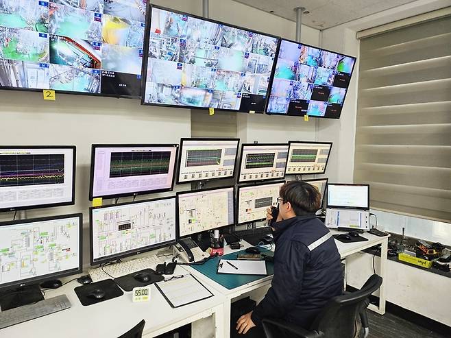DS단석 실무 담당자가 공장 컨트롤룸(CCR)에서 HVO PTU 공정 상황을 모니터링 하고 있다. DS단석