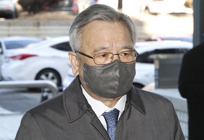 대장동 개발 관련 민간사업자들로부터 청탁 대가 금품을 받은 혐의로 재판에 넘겨진 박영수 전 특별검사가 13일 서울 서초구 서울중앙지방법원에서 열린 1심 선고 재판에 출석하고 있다. /사진=뉴시스