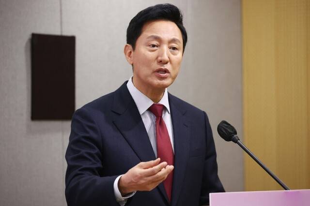 오세훈 서울시장이 지난해 11월26일 오전 서울시청에서 열린 ‘소상공인 힘보탬 프로젝트’ 기자설명회를 마친 뒤 명태균, 강혜경씨 관련 질문에 답하고 있다. 연합뉴스