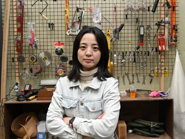 지난 12일 경기 남양주 화도읍에 있는 가구 업체 홈랩스의 작업장에서 만난 류호정 전 개혁신당 의원은 최근 목수로 전직했다. 고양이를 기르는 그는 한국일보와의 인터뷰에서 "동물과 인간이 공존하는 디자인의 가구 제작에 관심이 있다"고 말했다. 남양주=홍인기 기자