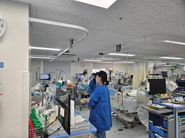 11일 서울 중구 국립중앙의료원 본관 3층의 외상중환자실. 20개 병상 중 16개 병상이 차 있다. 오세운 기자