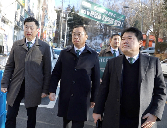 ﻿정희민 포스코이앤씨 대표이사(가운데)가 지난 4일 '성남 은행주공' 아파트를 방문해 수주 현장을 진두지휘하고 있다. [사진=포스코이앤씨]