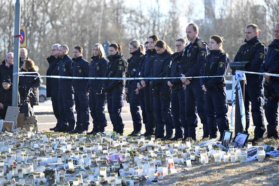 11일(현지시간) 스웨덴 외레브로에서 경찰들이 총격 사건의 희생자들을 기리는 묵념을 하고 있다. 로이터=연합뉴스