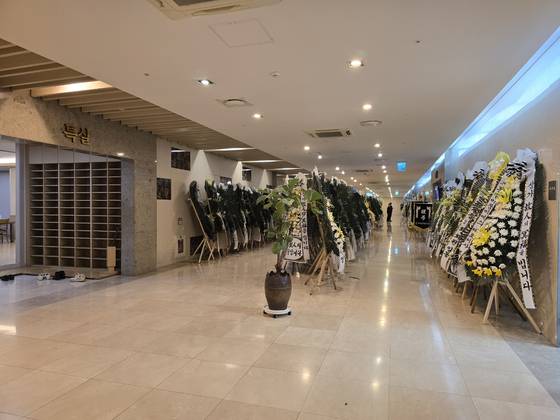 지난 14일 부산 반얀트리 호텔 화재로 사망한 김모(62)씨와 조모(42)씨의 빈소가 차려진 부산 해운대구의 한 장례식장. 이은지 기자