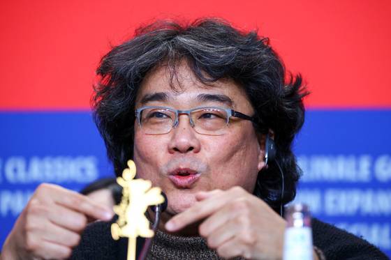 봉준호 감독이 15일(현지 시간) 베를린영화제 '미키 17' 갈라 상영에 앞서 열린 기자회견에 참석한 모습이다. 그는 이날 전세계 취재진 질문에 대부분 한국말로 답변했다. 로이터=연합뉴스