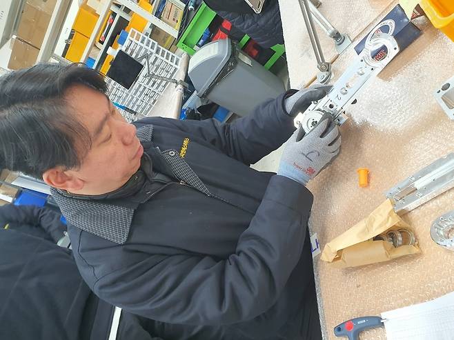 진영호 팀장이 액추에이터 조립을 하고 있다. 윤현주 기자