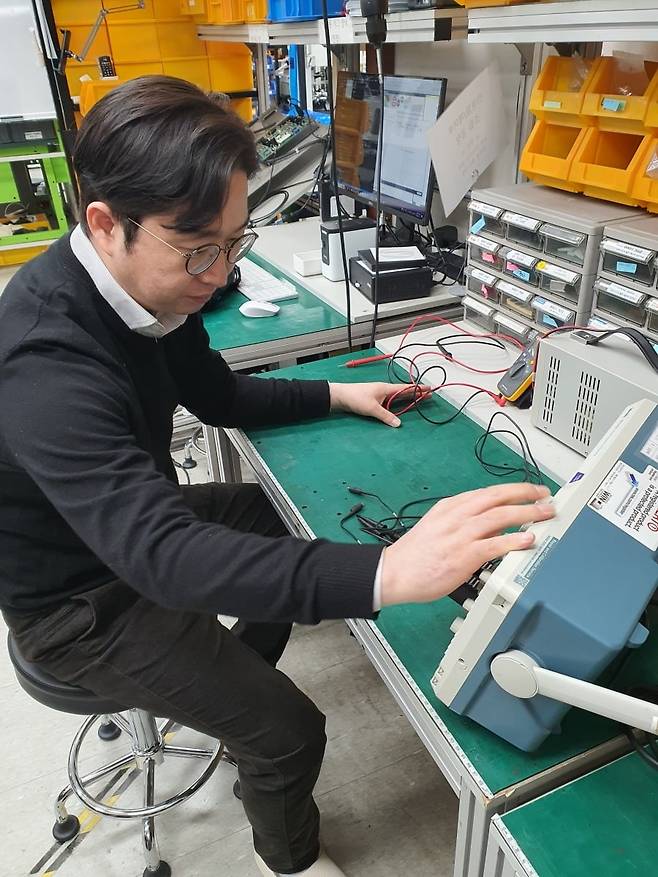 이경환 연구소장이 하드웨어 개발을 하고 있다. 윤현주 기자