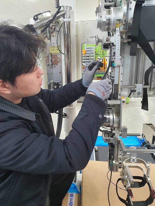최상현 매니저가 로봇 배선 작업을 하고 있다. 윤현주 기자